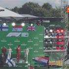 Leclerc campione a Monza, i tifosi invadono la pista per cantare l'inno d'Italia