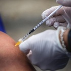 No vax, «Vaccini in cambio di droga ai tossici»