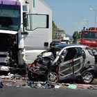 Incidente con la Smart contro un camion: due donne gravissime e strada chiusa