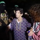 Israele, la nonna di 85 anni in ostaggio liberata da Hamas: «Ho attraversato l'inferno, colpita e trascinata nei tunnel»