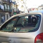Capodanno a Napoli, l'ultima follia: lancio di petardi contro le auto in corsa, ferita mamma e figlio