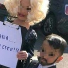 Tina Cipollari e Gianni Sperti, i bambini mascherati per Carnevale: «Maria, io esco!»