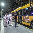 Milano, accoltellato giovane su un autobus da gang sudamericana: è in condizioni gravi