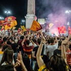 Festeggiamenti dei tifosi della Roma in centro dopo la vittoria in Conference League (foto Davide Fracassi/Ag.Toiati)