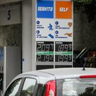Benzina, sale ancora il prezzo: il self ora supera 2 euro al litro