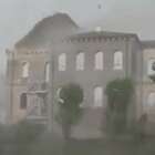 Maltempo in Veneto, a Verona una tromba d'aria scoperchia il tetto di un palazzo. Il video impressionante
