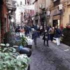 Coronavirus a Napoli, c'è l'epidemia ma la gente affolla i Quartieri Spagnoli