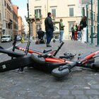 Roma, lanciano monopattino da Trinità dei Monti, danni alla scalinata: multati due turisti