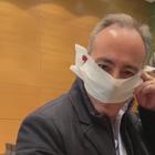 Gallera mostra a giornalisti mascherine ricevute da Protezione civile: «Sono carta igienica»