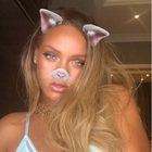 Rihanna, post sexy su Instagram: il décolleté che fa impazzire i fan Rihanna, post sexy su Instagram: il décolleté che fa impazzire i fan