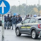 Maxy rave party, 4.000 alle porte di Torino: 3 agenti feriti, 2 giorni per lo sgombero