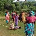 India, la vendetta delle madri: legano il presunto stupratore di un bambino e lo picchiano con i bastoni
