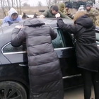 Ucraina, i militari fermano un'auto. Ma il finale è una romantica sorpresa VIDEO