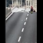 Uomo in bilico sul bordo di ponte Morandi, il salvataggio dei vigili del Fuoco Video