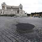 Roma, inciampa nella buca in piazza Venezia: «Non era attenta». No al risarcimento