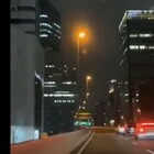 Terremoto a Tokyo, la scossa fa oscillare i lampioni in strada