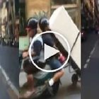 Trasportano un frigorifero con lo scooter, il video fa il giro del web. Ma scatta la denuncia