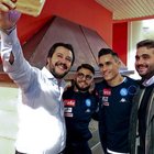 Salvini cerca voti: carezza al Napoli. E tifosi in rivolta