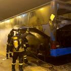 Incendio sul pullman dei tifosi del Genoa, prende fuoco in autostrada: paura per 52 ultras