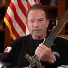 Schwarzenegger con la spada di Conan accusa Trump: «Il peggior presidente di sempre»