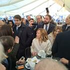 Giorgia Meloni a Pordenone, una donna grida: «Grazie Presidente». Lei le manda un bacio