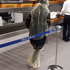 Malpensa, paura Coronavirus: in aeroporto con i sacchetti dell'immondizia in testa