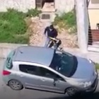 Roma choc, anziano distrugge con un'accetta l'auto parcheggiata sotto casa