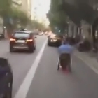 • Il disabile sfreccia con la carrozzella elettrica nel traffico di Barcellona