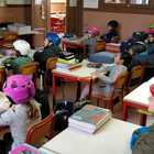 Milano, cavo crolla tra i banchi: alla elementare Stoppani alunni in classe con il casco Foto