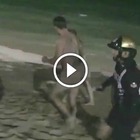 Coppia di turisti fa sesso in acqua e viene arrestata: il video e l'imbarazzo