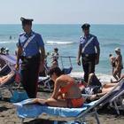 Rimini, violenza sessuale su due turiste straniere sulla spiaggia: fermato un uomo