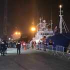 La nave spagnola con 38 migranti arrivata questa notte al porto di Ortona (foto Nicola Schiazza)
