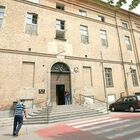 Roma, si finge infermiera e ruba soldi e gioielli ai pazienti dell'ospedale: arrestata 41enne romana