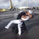 Marinaio gay sbarca e bacia il marito come nella foto icona a Times Square