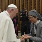 Papa Francesco: «Abusi sessuali sulle suore problema grave, occorre combatterlo»
