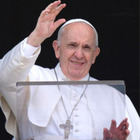 Papa Francesco, prima notte al Gemelli dopo l'operazione: «Ha reagito bene». Accanto a lui due infermiere del Vaticano
