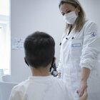 Influenza, allarme dei medici: «Boom contagi, bimbi a rischio. Sì alle mascherine». Lombardia, vaccini gratis