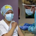 Infermiera fa il vaccino in Spagna, ma 24 ore dopo si scopre positiva: in isolamento 70 persone