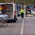Le prime immagini dell'incidente mortale fra corriera e furgone in via Bassanese