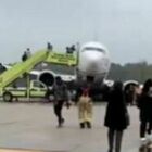 Usa, Boeing 737 Max esce di pista a Houston e finisce sull'erba. «Tutti illesi i 160 passeggeri»