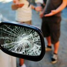 Tenta la truffa dello specchietto ai danni di un camperista olandese ma finisce nei guai
