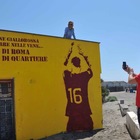 De Rossi e il murales a lui dedicato sul lungomare di Ostia