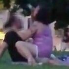 Sesso completamente nudi in piazza davanti alla biblioteca dei bimbi: il video finisce sui social