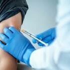 Vaccino Covid, infermiera iniettava soluzione salina al posto del siero contro il virus