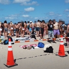 Covid, migliaia di giovani in spiaggia a Miami