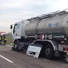 • Schianto sulla statale Adriatica: auto contro camion, un morto