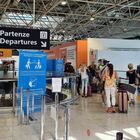 Fiumicino, derubano uno sceicco al gate dell'aeroporto (ma non spengono il Gps di un telefonino): arrestati al ristorante `