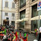 Roma, monopattini e bici a noleggio sui parcheggi per disabili: la denuncia