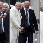 Papa Francesco festeggia i 200 anni dei gendarmi: «So che vorrebbero comprarvi e corrompervi»