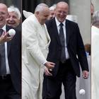 immagine Papa Francesco festeggia i 200 anni dei gendarmi: «So che vorrebbero comprarvi e corrompervi»